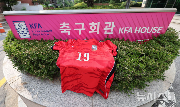 [서울=뉴시스] 권창회 기자 = 홍명보 감독이 이끌고 있는 한국축구대표팀이 2026 국제축구연맹(FIFA) 북중미 월드컵 조별리그 32강 토너먼트에 떨어졌다. 감독 선임 과정부터 대표팀 운영, 리더십 등 한국 축구를 둘러싼 여러 문제가 한꺼번에 드러난 결과라는 평을 들으며 홍명보 감독 뿐 아니라 대한축구협회도 비난을 피하기 어렵게 됐다. 28일 서울 종로구 축구회관 앞에서 한 축구팬 틱톡커가 한국 국가대표팀 유니폼을 벗어던지고 있다. 2026.06.28. kch0523@newsis.com