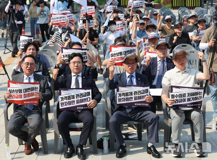 [서울=뉴시스] 권창회 기자 = 김택우(오른쪽) 대한의사협회 회장을 비롯한 참석자들이 28일 서울 중구 덕수궁 대한문 인근에서 열린 국민의 치료권, 의사의 진료권을 침해하는 관리급여 반대 궐기대회에서 구호를 외치고 있다. 2026.06.28. kch0523@newsis.com