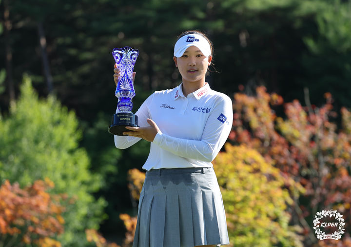 [서울=뉴시스] 28일 강원 평창군 버치힐 CC에서 열린 맥콜 · 모나 용평 오픈 with SBS Golf FR에서 우승한 김민솔 프로가 트로피를 들고 사진촬영을 하고 있다. (사진=KLPGA/박준석 제공) 2026.06.28. photo@newsis.com *재판매 및 DB 금지