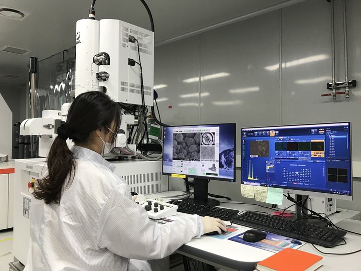 [서울=뉴시스] 한화큐셀 판교 R&D센터에서 차세대 셀 기술을 연구하는 모습. (사진=한화솔루션) 2026.06.29 photo@newsis.com *재판매 및 DB 금지 *재판매 및 DB 금지