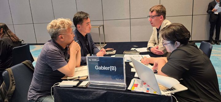 [서울=뉴시스] 코트라는 가블러 코리아(Gabler Korea)와 공동 주관한 글로벌 해양기술·방위산업 컨퍼런스 및 수출상담회인 ‘비컨(Be-CON) 2026’을 지난 6월 26일 시그니엘 부산에서 개최했다. 사진은 방한한 가블러 그룹 및 협력사와 국내 해양방산기업 간 비즈니스 상담이 진행되고 있는 모습.(사진=코트라 제공) *재판매 및 DB 금지
