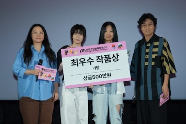 [서울=뉴시스] 중앙대 첨단영상대학원 최지혜(오른쪽에서 두번째) 감독이 '제22회 미쟝센단편영화제'에서 기담 부문 최우수 작품상을 수상하고 영화제 관계자들과 기념 사진을 촬영하고 있다. (사진=중앙대 제공) 2026.06.29. photo@newsis.com *재판매 및 DB 금지