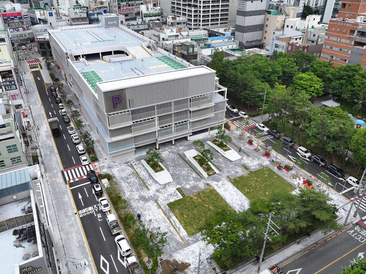 [울산=뉴시스] 울산시는 남구 산산동 디자인거리 공영주차장(평창현대아파트 앞)에 총 262억원을 투입해 기존 노외주차장 240면을 지상 5층, 471면 규모로 2개 가까이 확대했다고 29일 밝혔다. (사진= 울산시 제공) 2026.06.29.photo@newsis.com *재판매 및 DB 금지