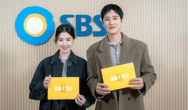 [서울=뉴시스] SBS 드라마 '재벌X형사' 시즌2의 주역 배우 정은채, 안보현. (사진=SBS 제공) 2026.06.29. photo@newsis.com *재판매 및 DB 금지
