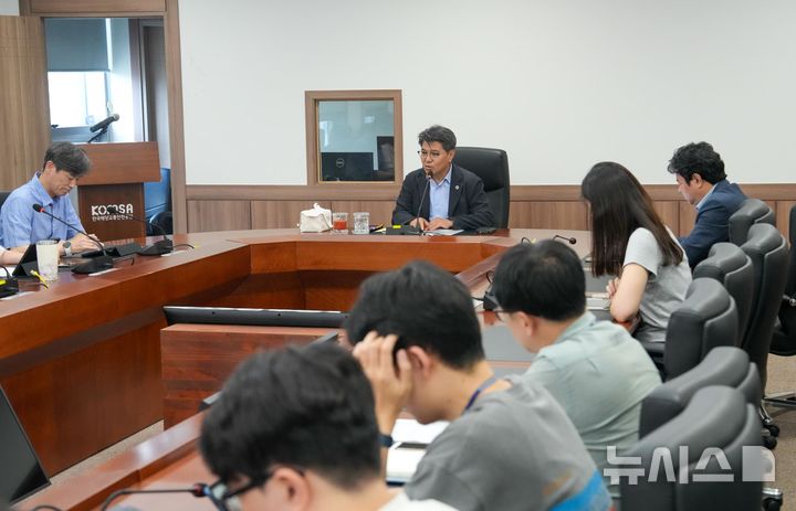 [서울=뉴시스] 안영철 한국해양교통안전공단(KOMSA) 이사장(가운데)이 지난 26일 세종시 공단 본사에서 열린 2027년 공영항로 운영 준비 전사 점검 회의에서 발언하고 있다.