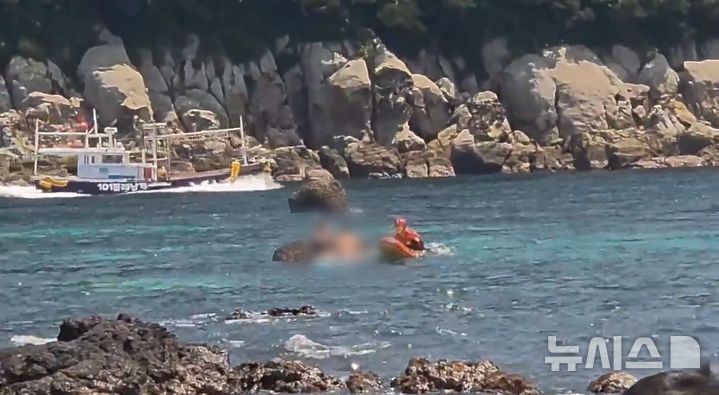 [제주=뉴시스] 28일 오후 서귀포시 보목동 해상에서 소방과 해경이 물놀이객들을 구조하고 있다. (사진=제주소방안전본부 제공) 2026.06.29. photo@newsis.com