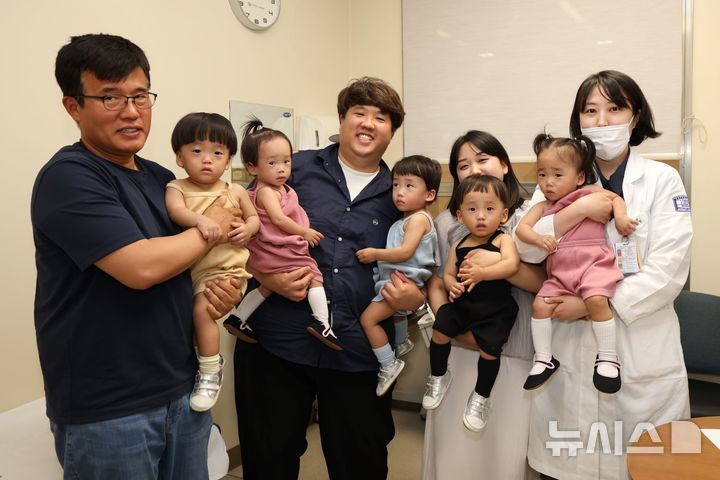 [서울=뉴시스] 박혜정 서울성모병원 소아재활의학과 교수(가장 오른쪽)와 홍보대사 다섯쌍둥이 (왼쪽부터)새강 새별 새찬 새힘 새봄 가족. (사진= 서울성모병원 제공) 