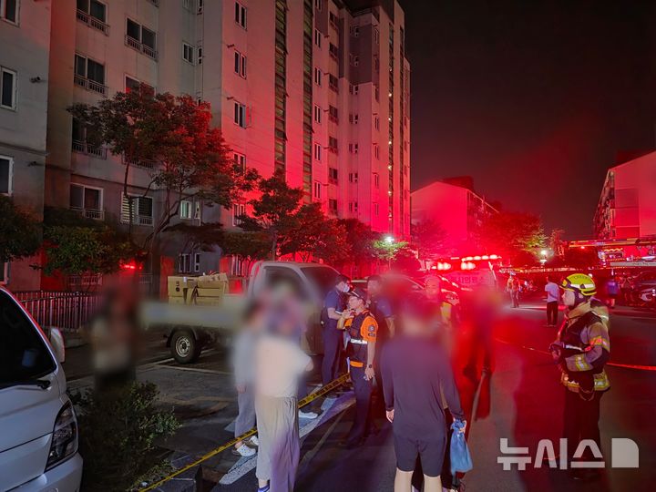 [제주=뉴시스] 29일 오전 제주 서귀포시 한 아파트에서 불이 나 소방당국이 수습에 나서고 있다. (사진=제주소방안전본부 제공) 2026.06.29. photo@newsis.com