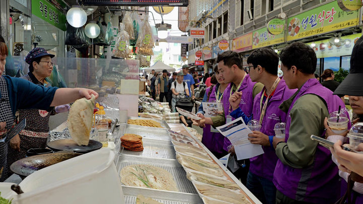 지난 26일~ 28일 국내 거주 외국인 청년들이 정선 아리랑시장에서 ‘2026 강원랜드 석탄산업전환지역 볼런투어(Voluntour)’를 개최하고 있다.(사진=강원랜드 제공) *재판매 및 DB 금지