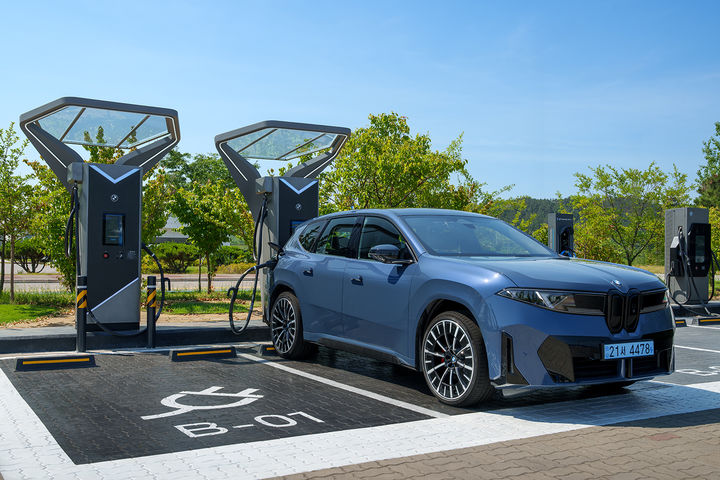 [서울=뉴시스] BMW 그룹 코리아가 설치한 400㎾ 급속 충전기 모습.(사진=BMW 그룹 코리아 제공) *재판매 및 DB 금지