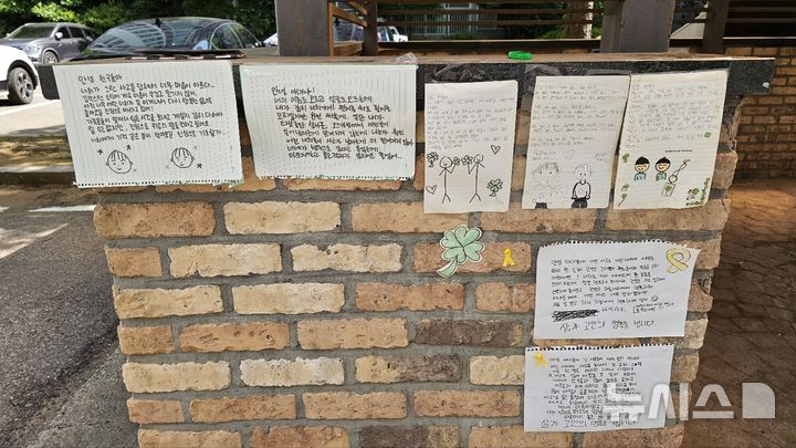 [서산=뉴시스] 김덕진 기자 = 지난 28일 오후 스윙카 사고가 난 충남 서산시 지곡면의 한 아파트단지 현장 재활용 수거장 입구 벽에 29일 아이들의 쾌유 등을 비는 7통의 손편지가 붙어 있다. 2026.06.29. spark@newsis.com