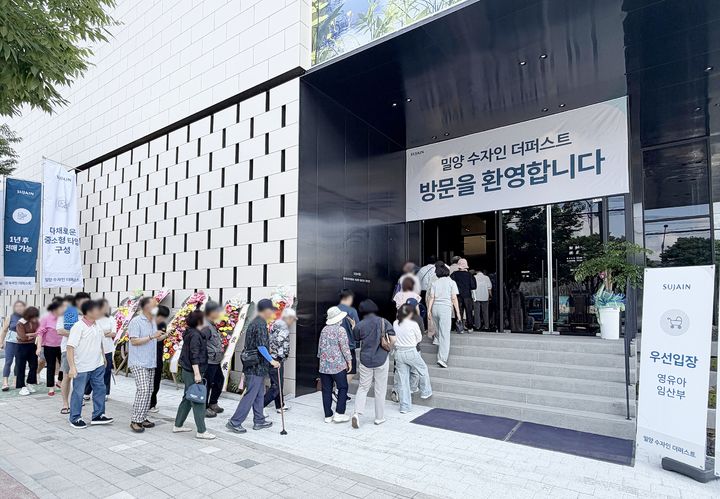 [서울=뉴시스]밀양 수자인 더퍼스트 견본주택에 줄지어 입장하는 방문객들. (사진=더피알) 2026. 6. 29. *재판매 및 DB 금지