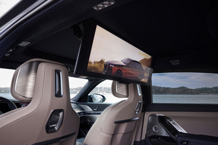 BMW 7시리즈 뒷좌석에 탑재된 'BMW 시어터 스크린'(사진=BMW 그룹 코리아 제공) *재판매 및 DB 금지