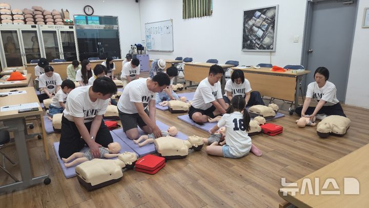 [제주=뉴시스] 대가족 15명으로 구성된 관광객들이 제주소방안전본부 소방교육대에서 심폐소생술 교육을 신청해 배우고 있다. (사진=제주소방안전본부 제공) 2026.06.29. photo@newsis.com 
