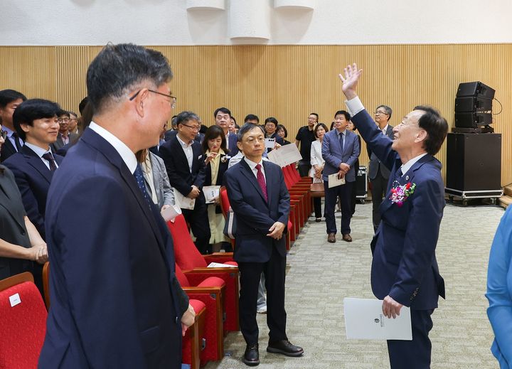 [대전=뉴시스] 퇴임식에서 손을 흔드는 설동호 대전시교육감. (사진=대전시교육청 제공) 2026.06.29. photo@newsis.com *재판매 및 DB 금지