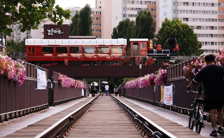 [서울=뉴시스] 경춘철교 위에 조성된 실제 기차모형의 수변카페 '경춘마루'의 모습 . (사진=노원구 제공) 2026.06.29. photo@newsis.com *재판매 및 DB 금지