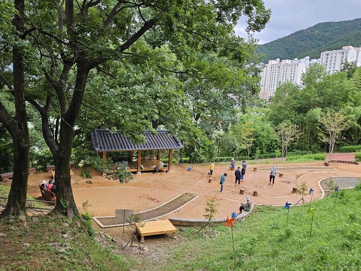 [양산=뉴시스] 양산 디자인공원 맨발산책로 전경. (사진= 양산시 제공) 2026.06.29. photo@newsis.com *재판매 및 DB 금지