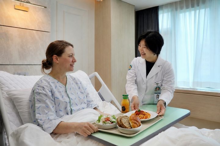 [울산=뉴시스] 울산대학교병원이 외국인 환자의 입원 생활 만족도를 높이기 위해 맞춤형 식사 서비스를 운영 중이다. (사진=울산대병원 제공) 2026.06.29. photo@newsis.com *재판매 및 DB 금지