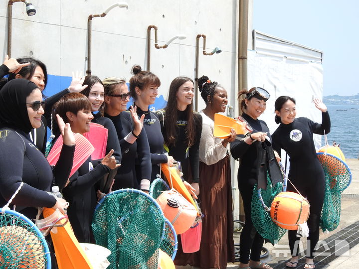 [제주=뉴시스] 김수환 기자 = 29일 오전 제주시 한림읍 한수풀 해녀학교에서 제주도 글로벌 워케이션 프로그램에 참여한 외국인들이 해녀 물질 체험 전 기념사진을 촬영하고 있다. 2026.06.29. notedsh@newsis.com