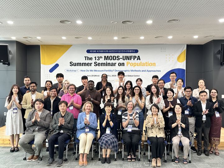 제13회 국가데이터처-UNFPA 인구 서머세미나 참가자들이 기념촬영을 하고 있다.(사진 : 국가데이터처) 2026.6.29. *재판매 및 DB 금지