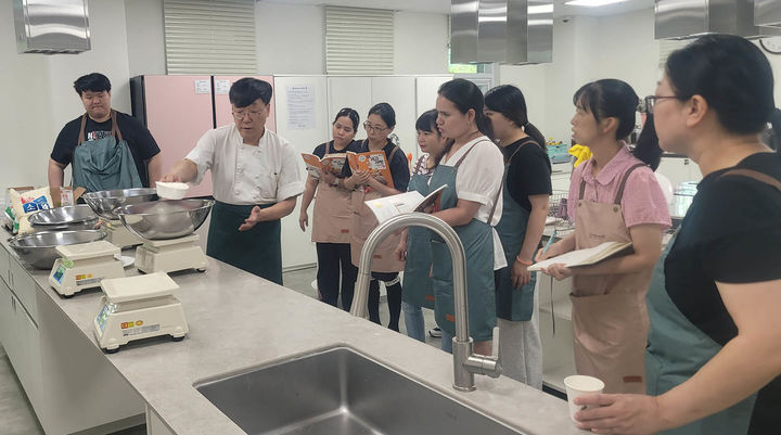 결혼이민자·다문화가족을 위한 '제과·제빵 과정' 모습.(사진=정선군 제공) *재판매 및 DB 금지