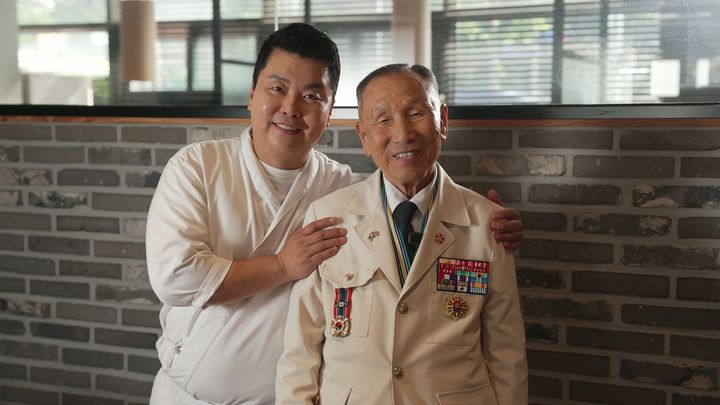 [안동=뉴시스] 정호영 셰프(왼쪽)와 배수용 옹. (사진=경북도 제공) 2026.06.29. photo@newsis.com *재판매 및 DB 금지