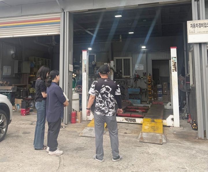 [정읍=뉴시스] 전북 정읍시는 관내 자동차 관리사업장을 대상으로 유관기관과 합동으로 2분기 자동차관리사업장 정기 지도·점검을 실시했다고 29일 밝혔다. 정읍시와 유관기관 관계자들이 시내 차량 정비업소를 둘러보고 있다. (사진=정읍시 제공) 2026.06.29. photo@newsis.com *재판매 및 DB 금지