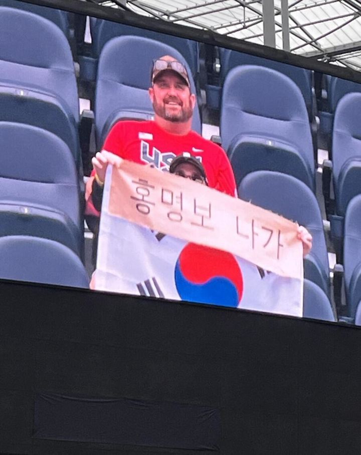 [서울=뉴시스] 한 관람객이 '홍명보 나가' 라는 손팻말을 들고 있다. (사진출처: MLBPARK) 2026.06.29