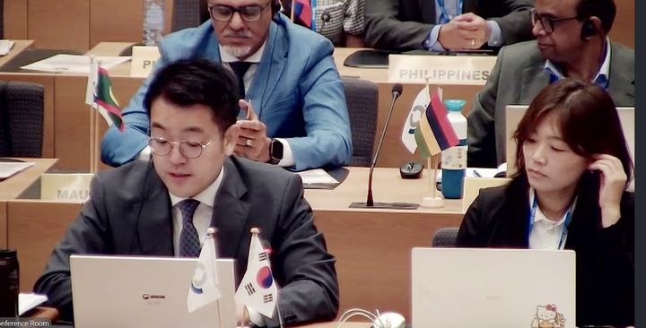 [대전=뉴시스] 지난 25~27일(현지시간) 벨기에 브뤼셀에서 열린 WCO 총회에서 최영환 EU 관세관(왼쪽)이 발표하고 있다.(사진=관세청 제공) *재판매 및 DB 금지