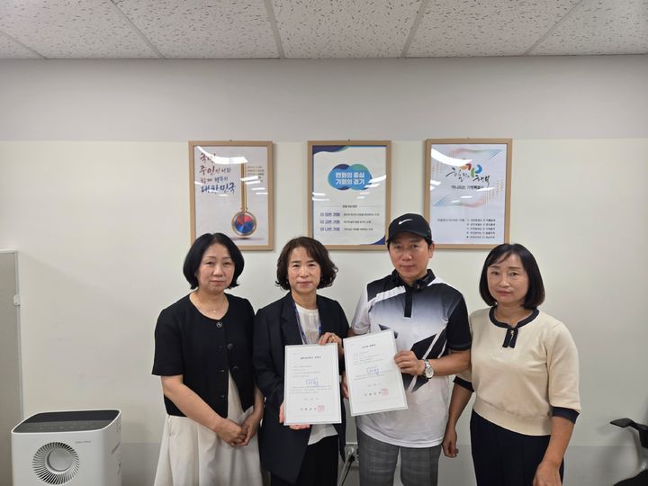 [가평=뉴시스] 1939음악역 골목형상점가 지정서 전달식. (사진=가평군 제공) 2026.06.29. photo@newsis.com *재판매 및 DB 금지