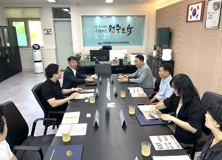 [횡성=뉴시스] 숲체원과 원주교육지원청 관계자들이 특수교육 산림복지 협력을 위한 업무협약을 체결하고 있다. (사진=국립횡성숲체원 제공) 2026.06.29. photo@newsis.com *재판매 및 DB 금지