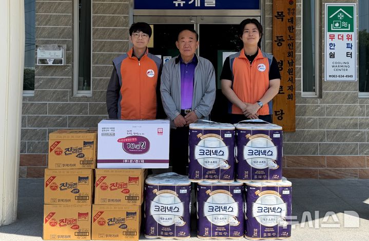 [남원=뉴시스]윤난슬 기자 = 한국전력공사 남원지사는 호국보훈의 달을 맞아 남원시 주천면 일대 호국보훈대상자 가정을 찾아 생활필수품을 전달하고 안부를 살피는 봉사활동을 실시했다고 29일 밝혔다. (사진=한전 전북본부 제공) photo@newsis.com