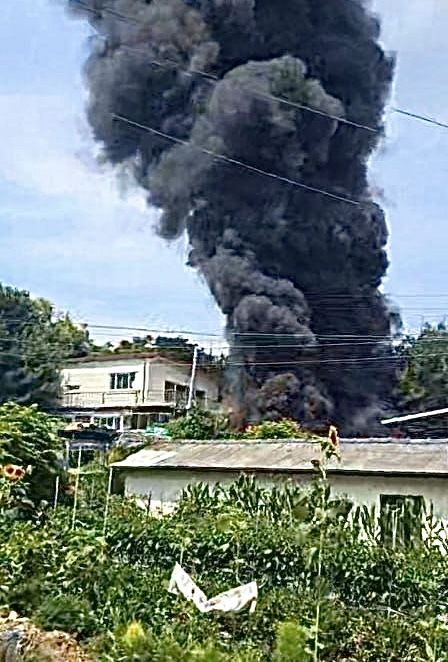 [안성=뉴시스] 29일 오후 2시14분께 경기 안성시 죽산면 한 자동차 부품 공장에 불이 났다. (사진=경기도소방재난본부 제공) 2026.06.29. photo@newsis.com *재판매 및 DB 금지