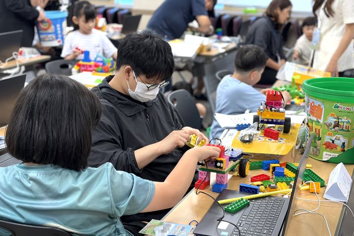 [대구=뉴시스] 대구 달서구는 드림스타트 아동과 가족 40여명을 대상으로 가족 간 유대감을 높이고 디지털 역량을 키우는 'SW·AI 드림가족캠프'를 운영했다. (사진=대구 달서구 제공) 2026.06.29. photo@newsis.com *재판매 및 DB 금지