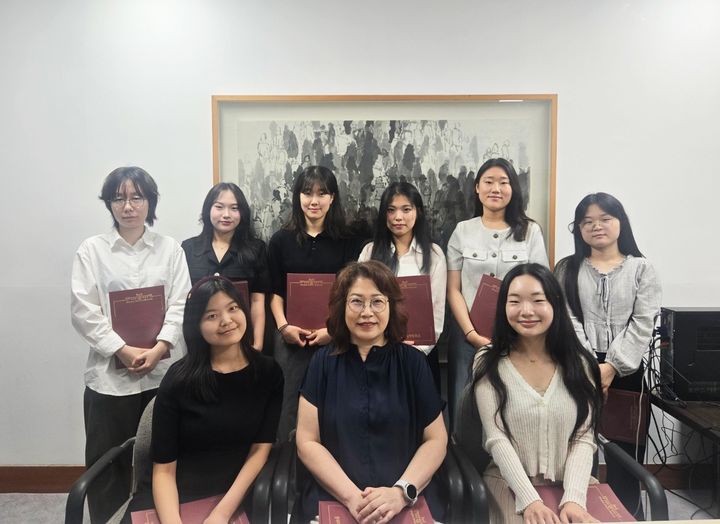 [서울=뉴시스] 동덕여대 ARETE교양대학이 23일 개최한 '제16회 수업시연대회' 시상식에서 수상자들이 기념 사진을 촬영하고 있다. (사진=동덕여대 제공) 2026.06.29. photo@newsis.com *재판매 및 DB 금지