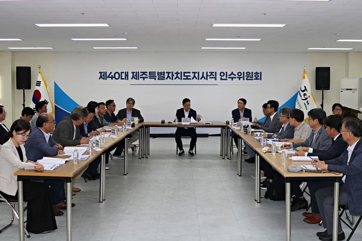 [제주=뉴시스] 28일 제주시 오라동 제주도지사직 인수위원회 사무실에서 '민선 9기 100대 과제 점검회의'가 열리고 있다. (사진=인수위 제공) *재판매 및 DB 금지