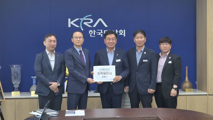[양평=뉴시스] 한국마사회를 방문한 전진선 양평군수가 마사회 관계자들에게 과천경마장 이전 유치 제안서을 전달한 뒤 기념촬영을 하고 있다. (사진=양평군 제공) 2026.06.29. photo@newsis.com *재판매 및 DB 금지