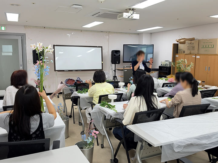 [서울=뉴시스]상반기 용강동배움터 힐링플라워클래스 프로그램 모습. (사진=마포구 제공) 2026.06.29. photo@newsis.com *재판매 및 DB 금지