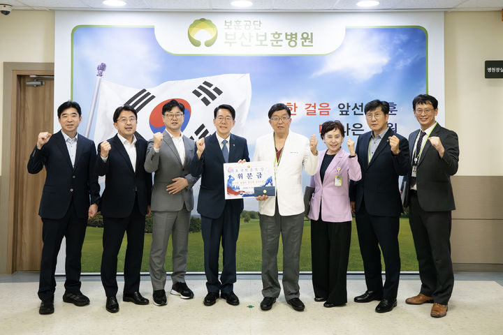 [서울=뉴시스] 황종우 해양수산부 장관은 29일 호국보훈의 달을 맞아 부산 사상구에 위치한 부산보훈병원에 입원 중인 국가유공자들을 위문했다. (사진=해수부 제공) 2026.06.29. photo@newsis.com *재판매 및 DB 금지