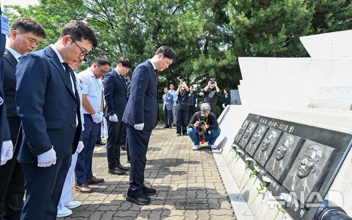 [평택=뉴시스] 29일 오전 평택 해군제2함대사령부 충무동산에서 열린 '제2연평해전 승전 24주년 기념행사'에서 참수리-357호정 부장으로 참전했던 이희완(예비역 대령) 전 보훈부차관과 참전 장병들이 전승비에 새겨진 서해 6용사 얼굴 부조상을 바라보며 묵념을 하고 있다. (사진=해군2함대 제공) 2026.06.29.photo@newsis.com 