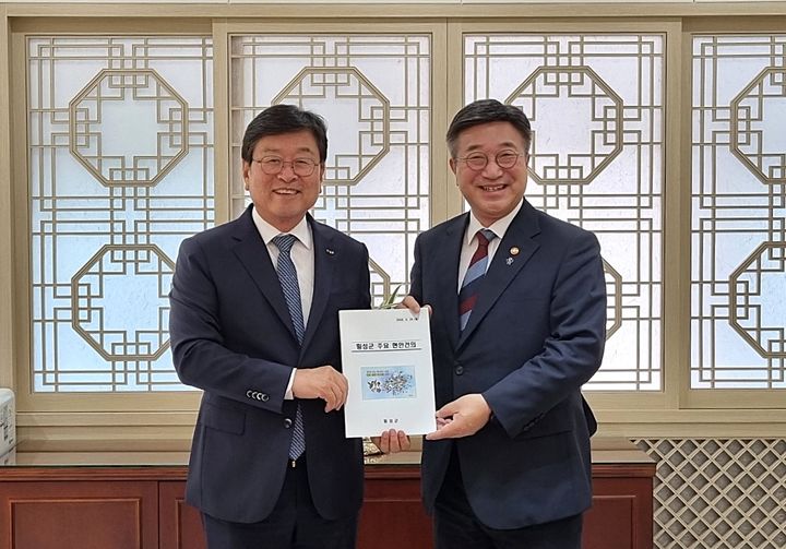 [횡성=뉴시스] 장신상 횡성군수 당선인이 29일 정부서울청사에서 윤호중 행정안전부 장관을 만나 지역 핵심 현안에 대한 정부 차원의 지원 후 기념사진을 촬영하고 있다. (사진=횡성군수직 인수위원회 제공) 2026.06.29. photo@newsis.com *재판매 및 DB 금지