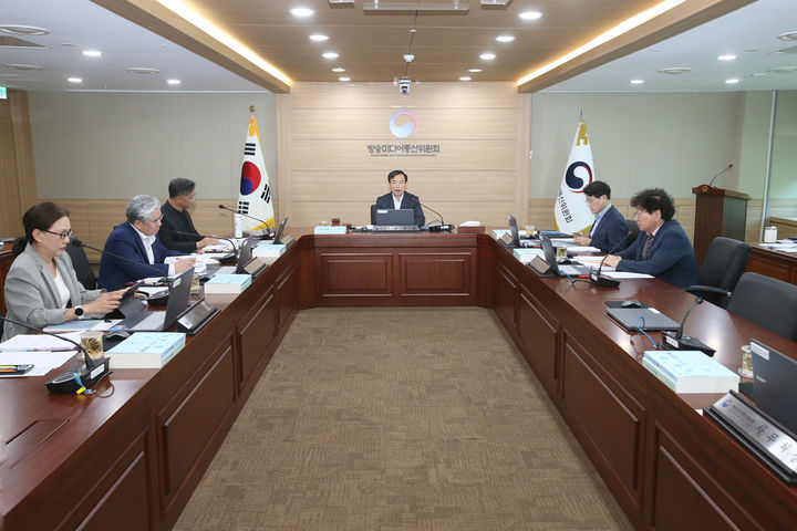 [서울=뉴시스] 김종철 방송미디어통신위원장(가운데)이 29일 오후 정부과천청사에서 2026년 제20차 전체회의를 진행하고 있다. (사진=방미통위 제공) 2026.06.29. photo@newsis.com *재판매 및 DB 금지