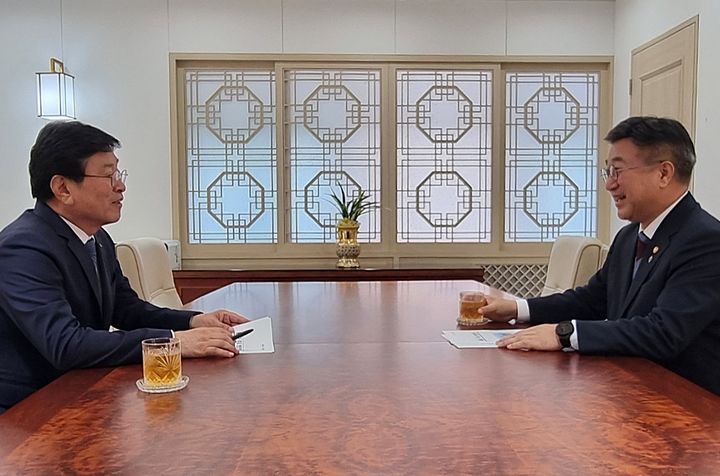 [횡성=뉴시스] 장신상 횡성군수 당선인이 29일 정부서울청사에서 윤호중 행정안전부 장관을 만나 지역 핵심 현안에 대한 정부 차원의 지원을 요청하고 있다. (사진=횡성군 제공) 2026.06.29. photo@newsis.com *재판매 및 DB 금지
