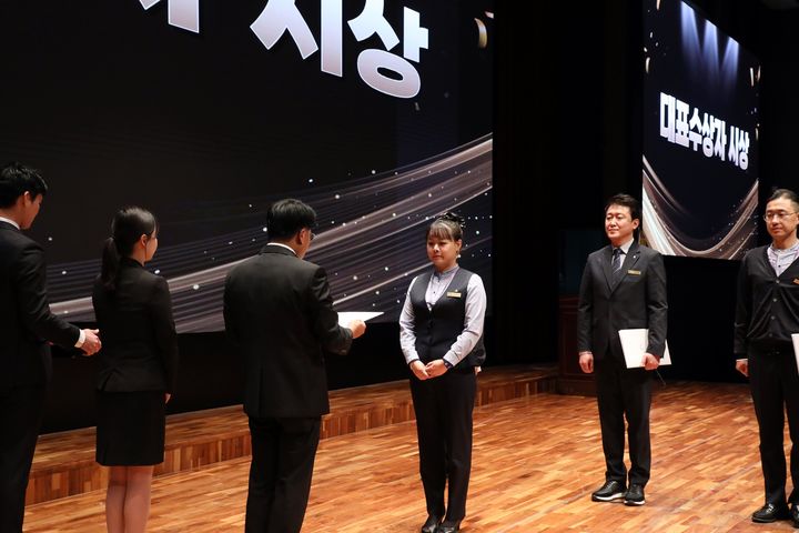 29일 하이원 그랜드호텔 컨벤션홀에서 열린 강원랜드 창립 28주년 기념행사에서 남한규 직무대행이 모범 직원에 대한 포상을 실시하고 있다.(사진=강원랜드 제공) *재판매 및 DB 금지