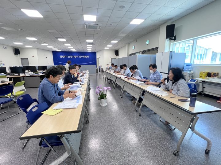 [순천=뉴시스] 민선9기 순천시장직 인수위원회(인수위)가 손훈모 당선인의 공약 검토 등 회의하고 있다. (사진=인수위 제공) 2026.06.29. photo@newsis.com *재판매 및 DB 금지