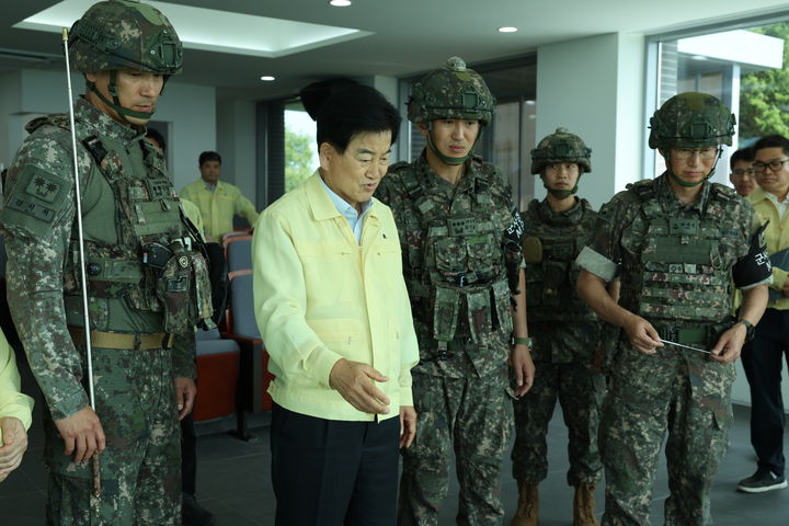 정동영 통일부 장관이 29일 경기도 연천군 임진강 유역에 소재한 수해 방지 관련 시설을 방문한 모습. (사진=통일부 제공) 2026.06.29. *재판매 및 DB 금지