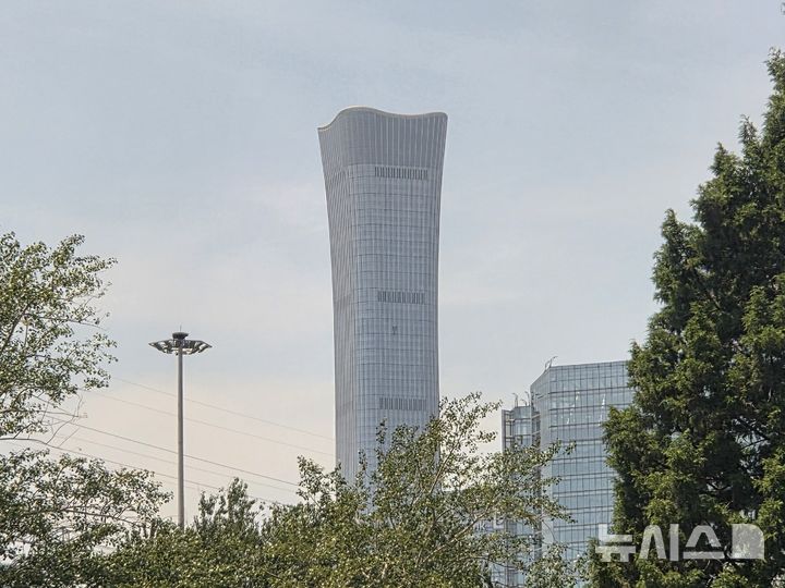 [베이징=뉴시스] 박정규 특파원 = 지난 26일 오후 경비행기 충돌 사고가 발생한 중국 베이징 시내 초고층빌딩인 중신그룹 본사 건물의 27일 모습. 빌딩 중앙에 경비행기가 충돌해 유리 외벽 일부가 파손된 모습이 보인다. 2026.06.29 pjk76@newsis.com
