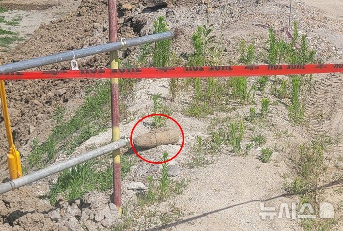 [포항=뉴시스] 29일 오후 3시3분께 경북 포항시 남구 대송면 공영주차장 공사장에서 5인치 함포탄(고폭탄)이 발견됐다. (사진=포항남부소방서 제공) 2026.06.29. photo@newsis.com