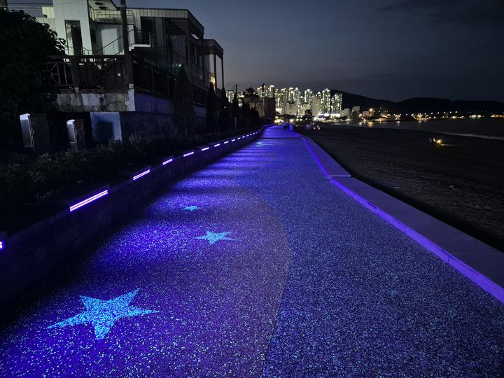 [울산=뉴시스] 울산시는 북구 강동해변에 파도 소리를 들으며 색다른 야간 경관을 즐길 수 있는 해안공원을 조성했다고 30일 밝혔다. 사진은 축광석 경관조명 산책로. (사진= 울산시 제공) 2026.06.30.photo@newsis.com *재판매 및 DB 금지
