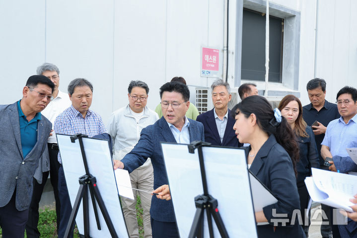 [군포=뉴시스] 한대희 군포시장 당선인이 당정동 공업지역을 방문해 관계 공무원에게서 현황을 청취하고 있다.(사진=군포시 제공). 2026.06.29. photo@newsis.com 